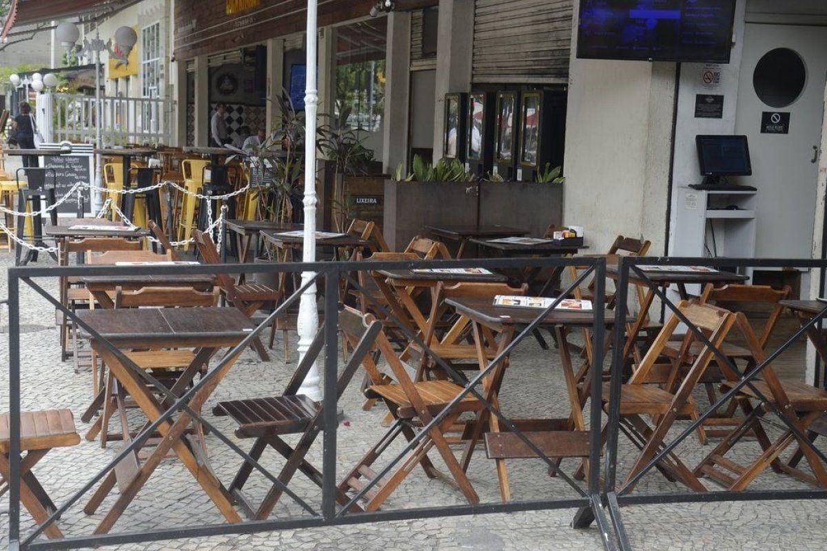 PIB de 2020 cai 3,3% após pandemia afetar serviços, diz IBGE