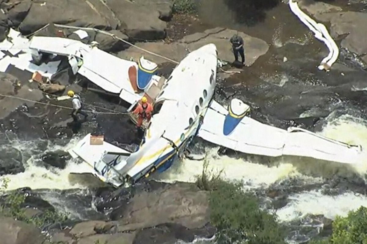 Avião de Marília Mendonça estava baixo e fora na zona de proteção, diz resultado parcial das investigações