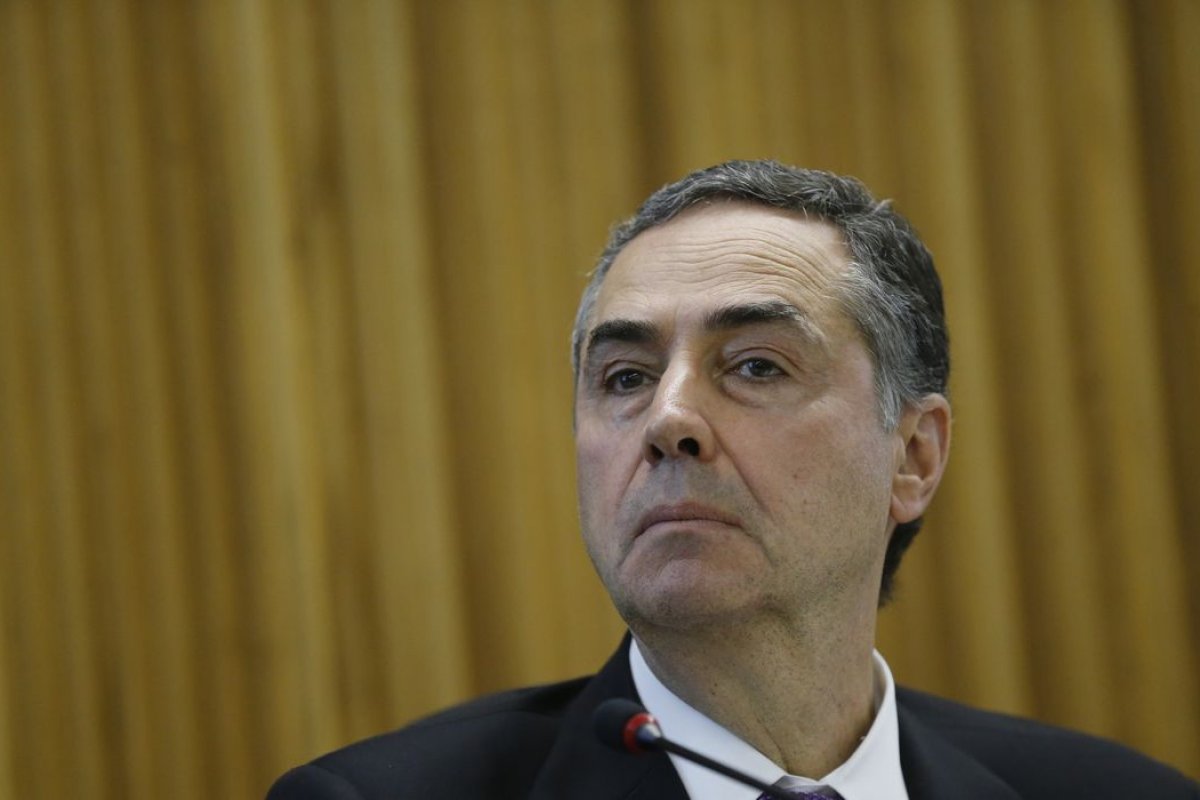 Ministro Barroso deixa restaurante após ser hostilizado em Santa Catarina