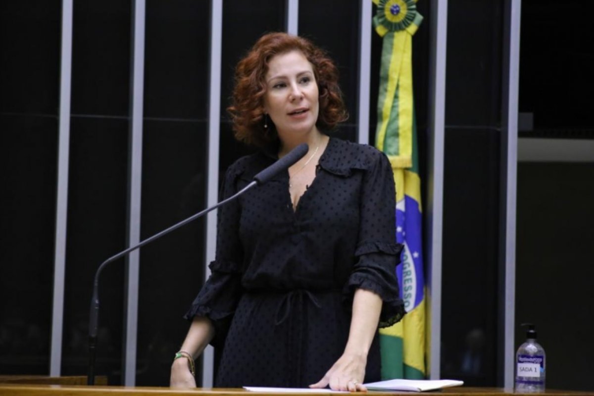 Carla Zambelli é proibida de criar novas contas nas redes sociais, determina TSE