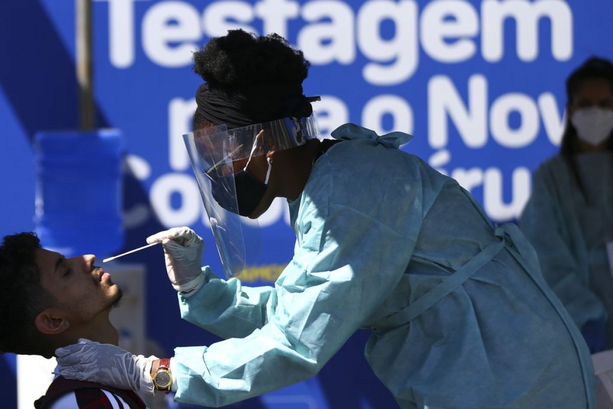 Homem testa negativo para Covid-19 após 411 dias infectado pelo vírus