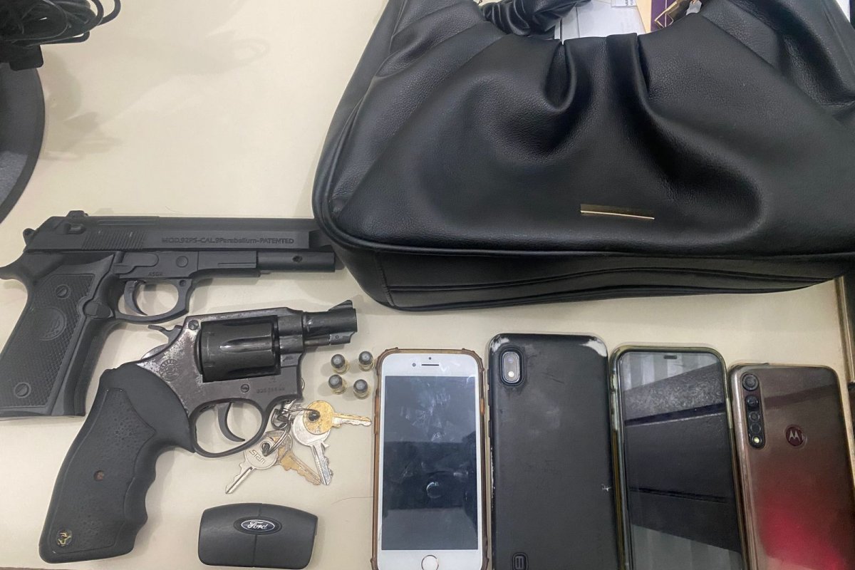 Homem e companheira de 15 anos são detidos por suspeita de roubar carros em Lauro de Freitas