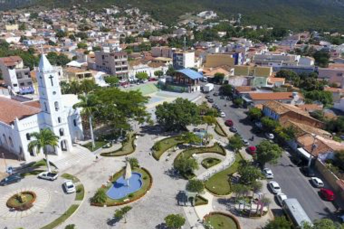 Ministério Público recomenda retirada de nomes de pessoas vivas de bens públicos em Macaúbas (BA)