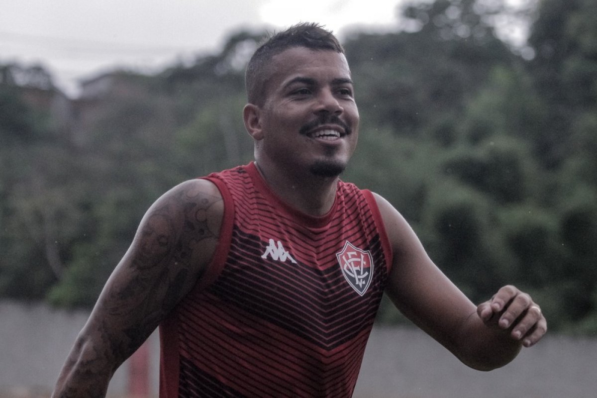 Precisando de um ponto para se manter na Série B, Vitória encara Operário fora de casa