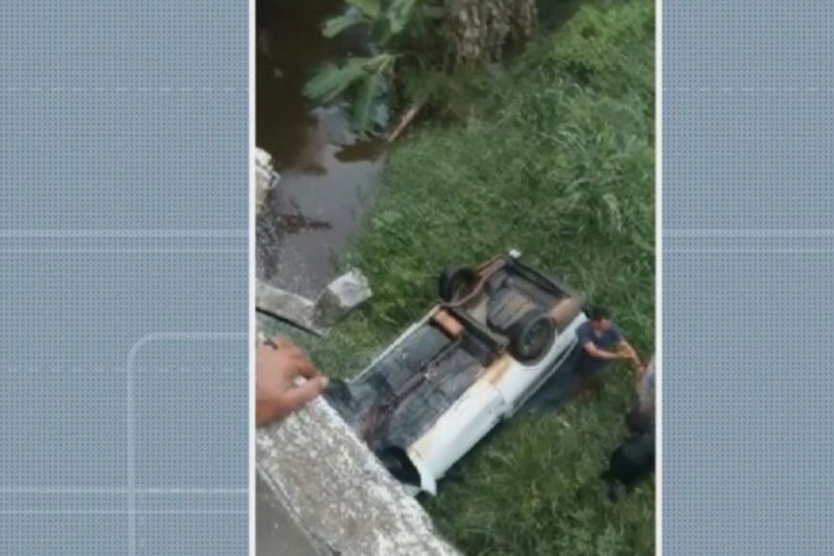 Motorista sai ileso após carro em que estava cair de ponte de cerca de sete metros no sul da Bahia