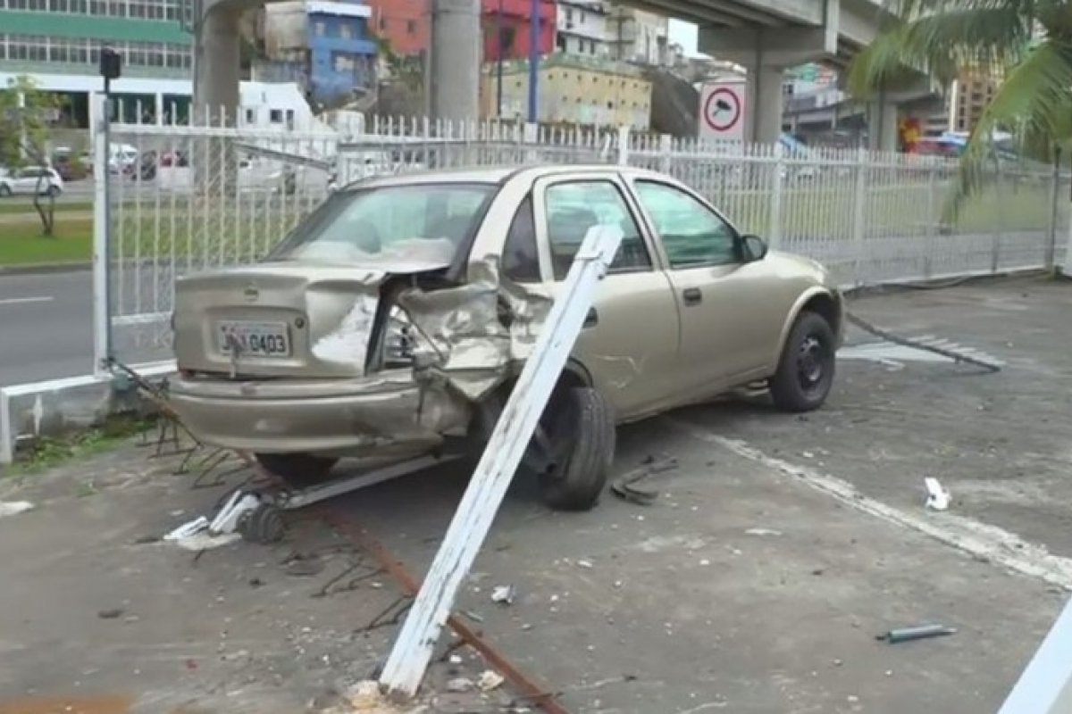 Motorista perde direção do veículo e bate em carro estacionado na Av. Bonocô