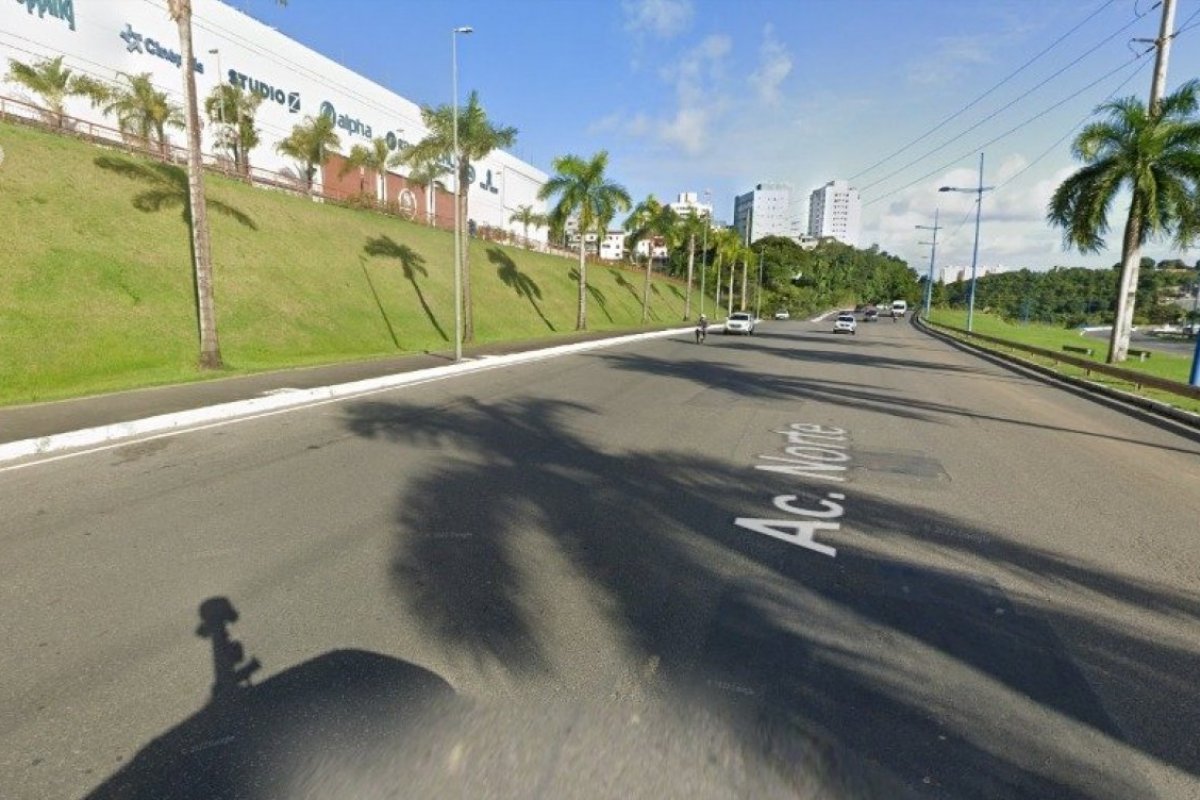 Caminhão tomba e provoca congestionamento no Acesso Norte, em Salvador