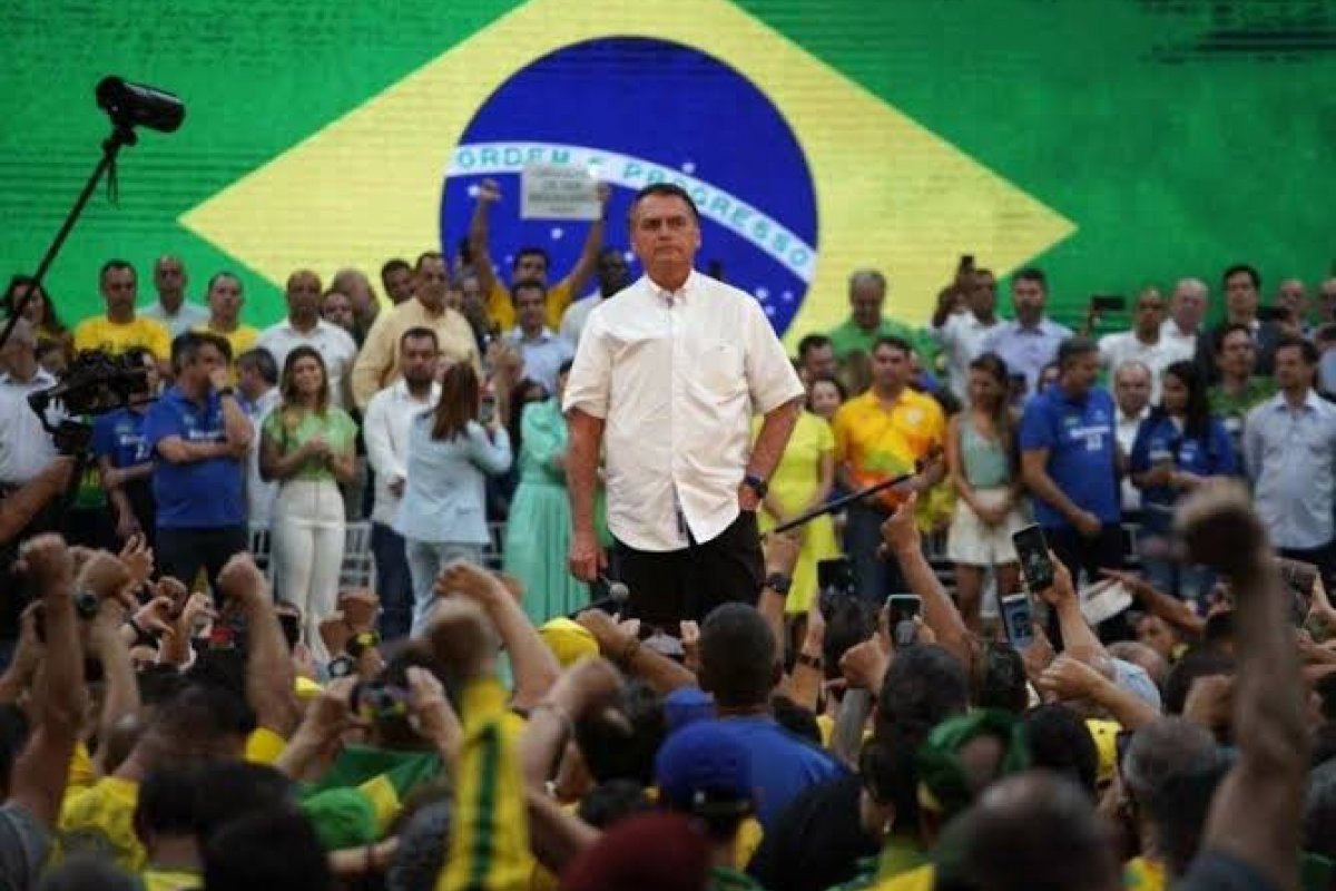Após 6 dias sem publicar, Bolsonaro posta foto da oficialização de sua candidatura à presidência