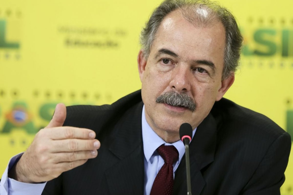 'Quem anuncia o salário mínimo é Lula', diz Aloizio Mercadante