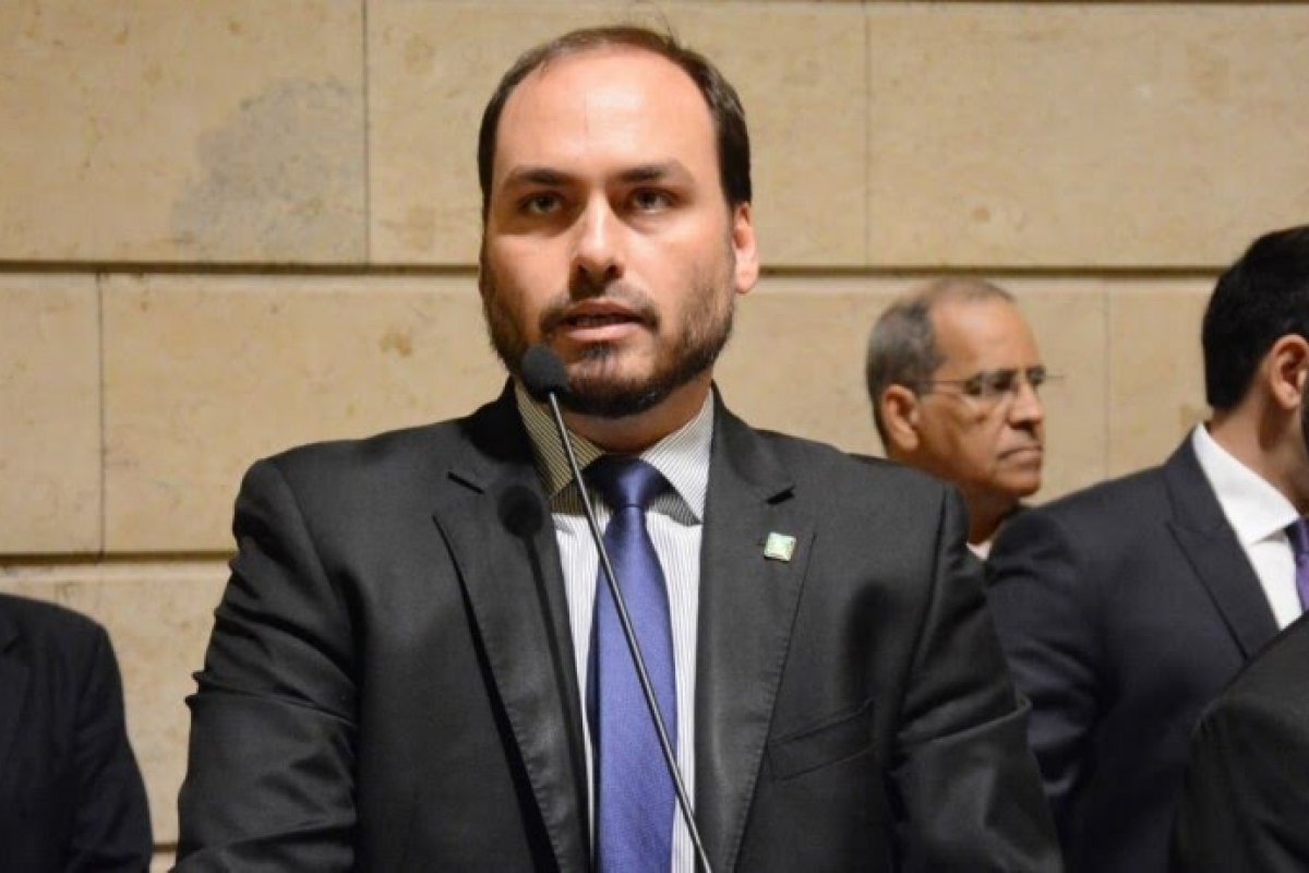 Carlos Bolsonaro participa de primeira sessão na Câmara após derrota de Bolsonaro