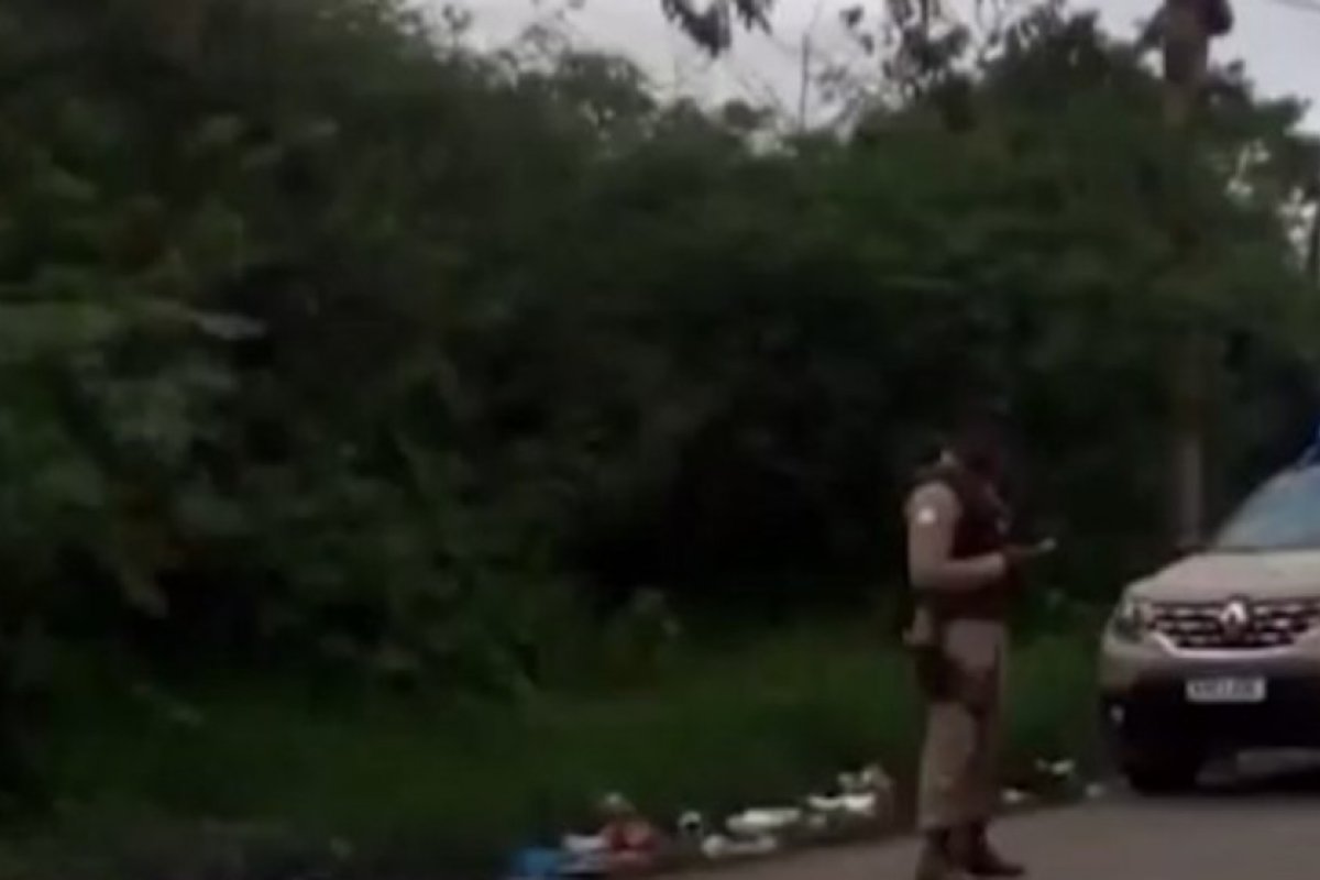 Operador de máquina morre a tiros enquanto esperava transporte para trabalhar, em Feira