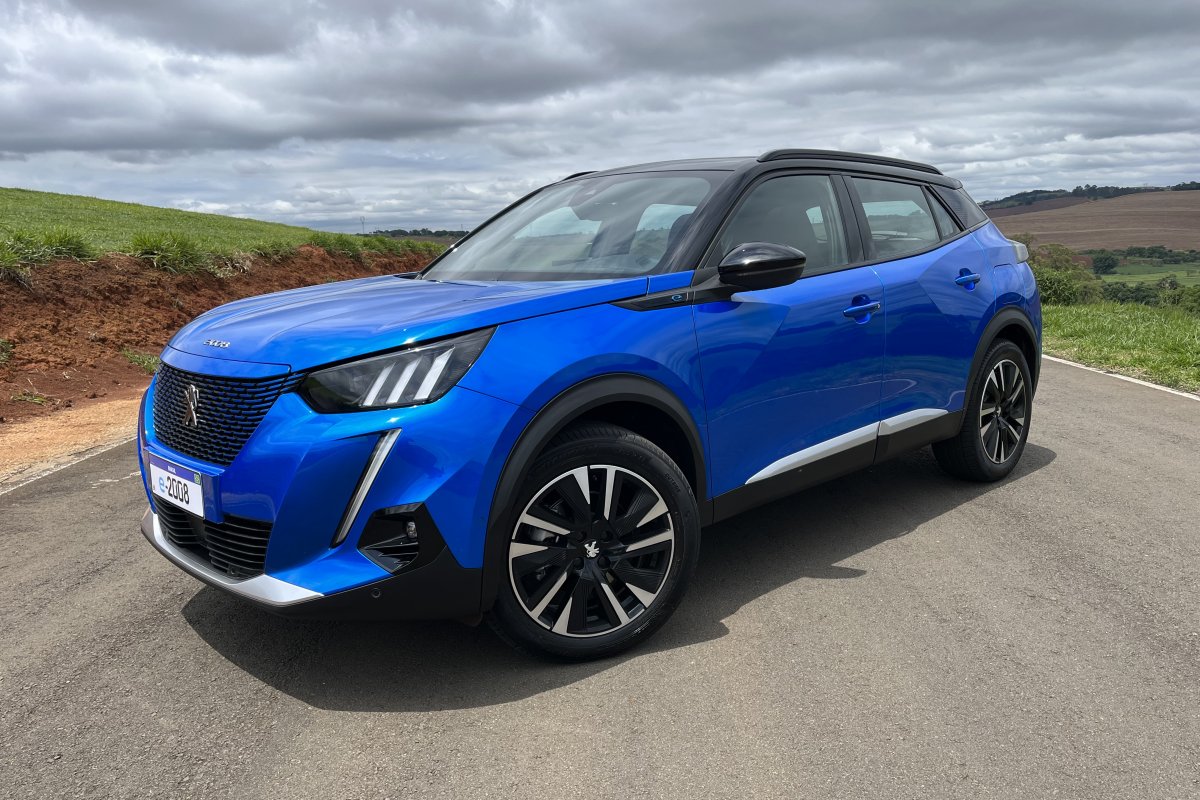 Farol da Bahia acelera o novo Peugeot e-2008 elétrico