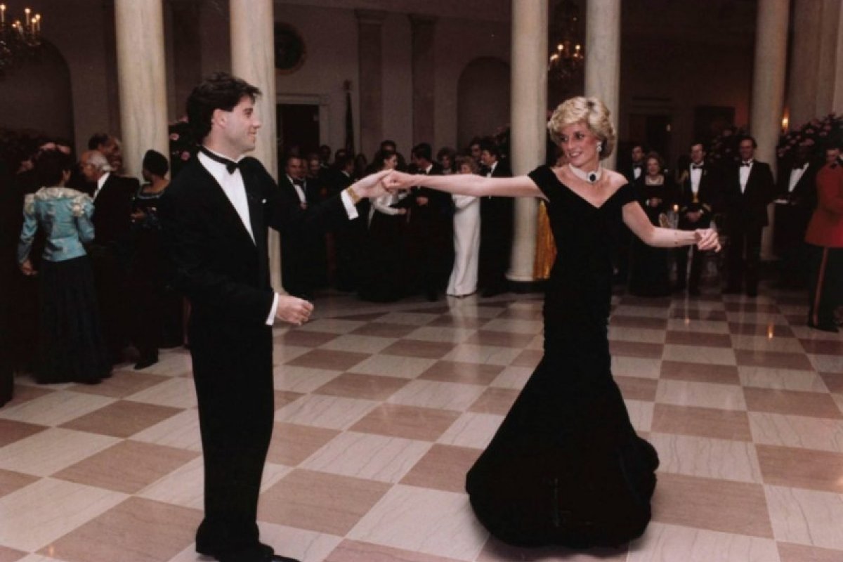 Vestido que a Princesa Diana usou em baile com John Travolta vai a leilão