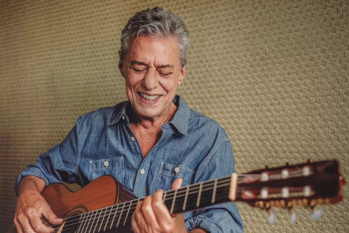 Chico Buarque adia shows em Salvador após morte de Gal Costa