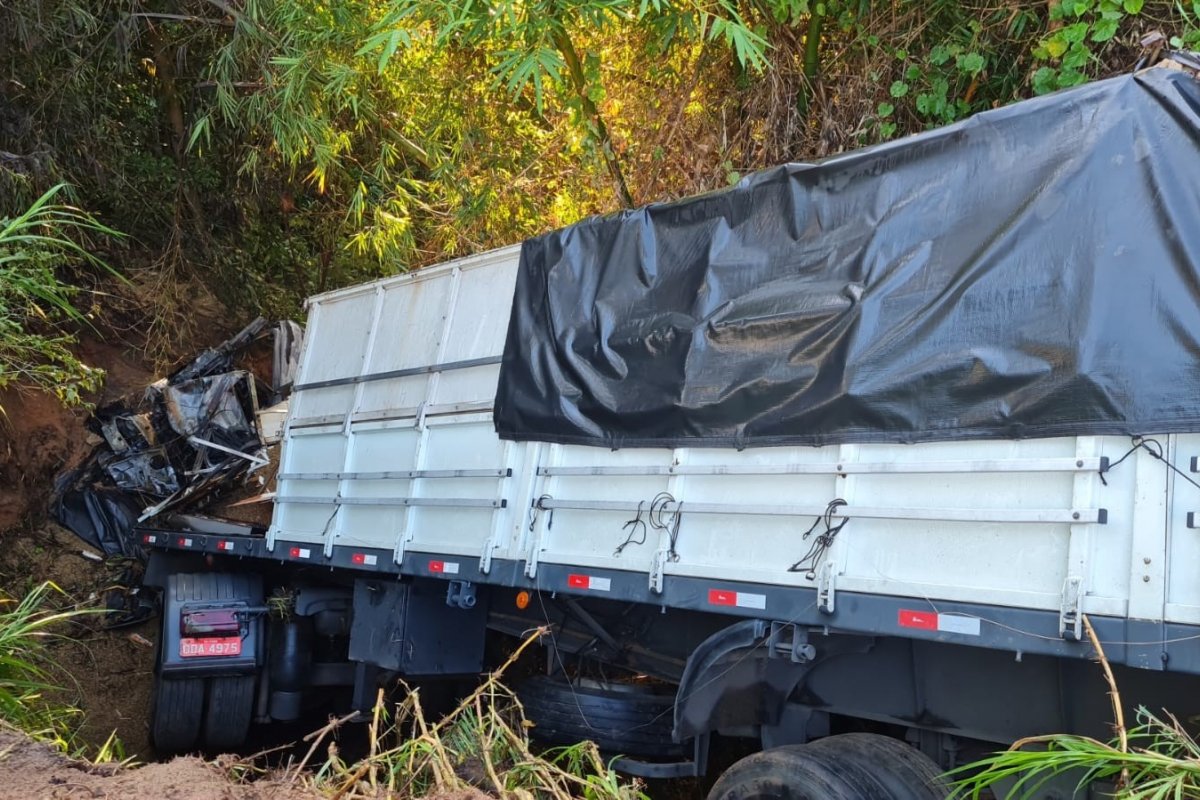 Carreta carregada de café tomba no bairro de Granjas Rurais, em Salvador