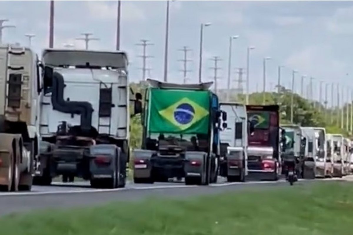 Mais de 100 caminhões chegam a Brasília para dar apoio às manifestações