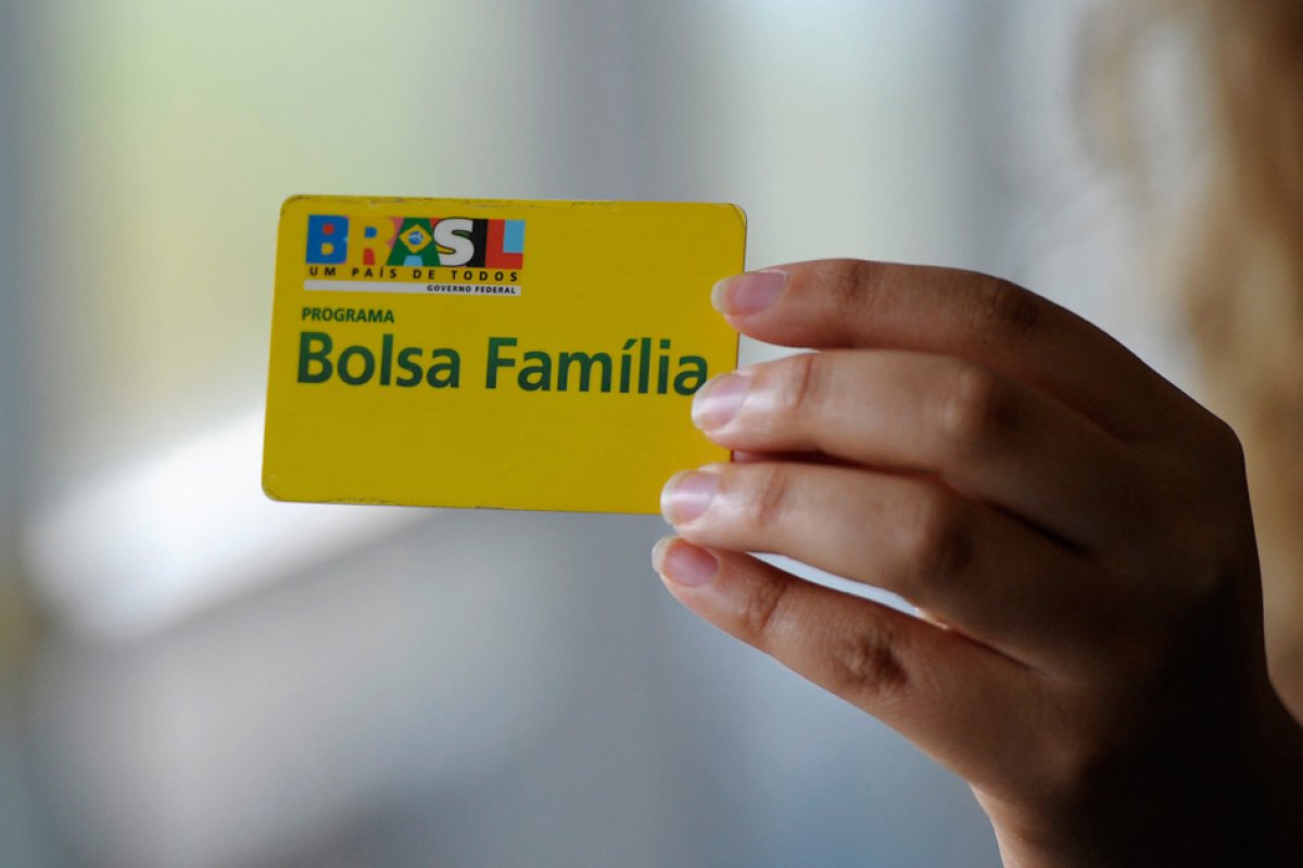 Transição deseja retirar Bolsa Família da regra do teto de gastos, diz relator do Orçamento de 2023