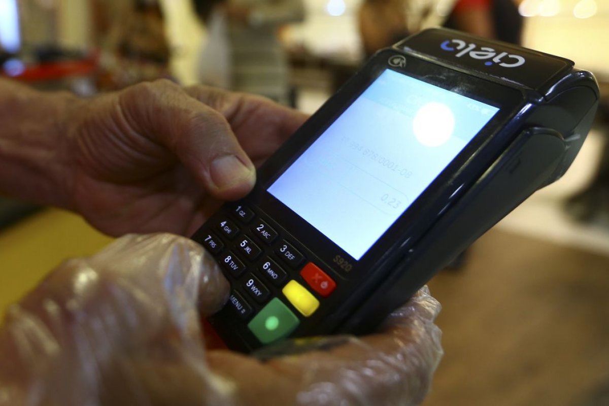 Compras pagas com cartão crescem 20% no terceiro semestre de 2022