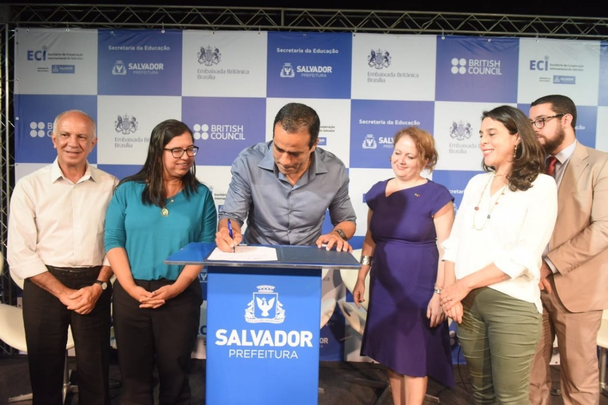 Salvador fecha parceria para viabilizar implantação de ensino bilíngue na Educação Infantil