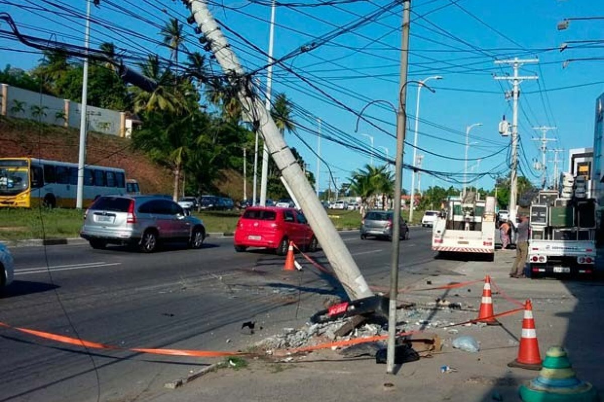 Homem se fere após ser atingido por fios em chamas em Lauro de Freitas