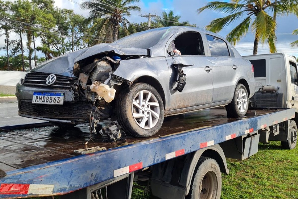 Motorista perde direção do veículo e bate em placa de propaganda em Lauro de Freitas