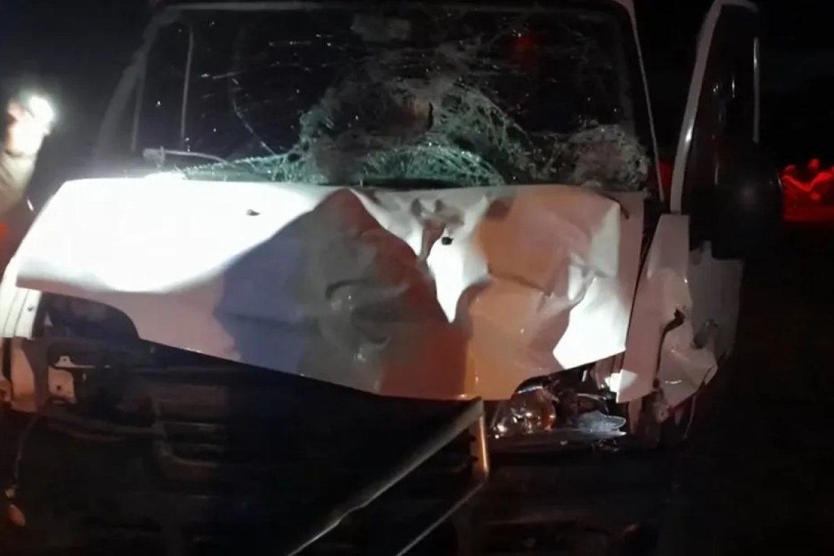 Dois homens morrem após batida entre van e moto na BA-131