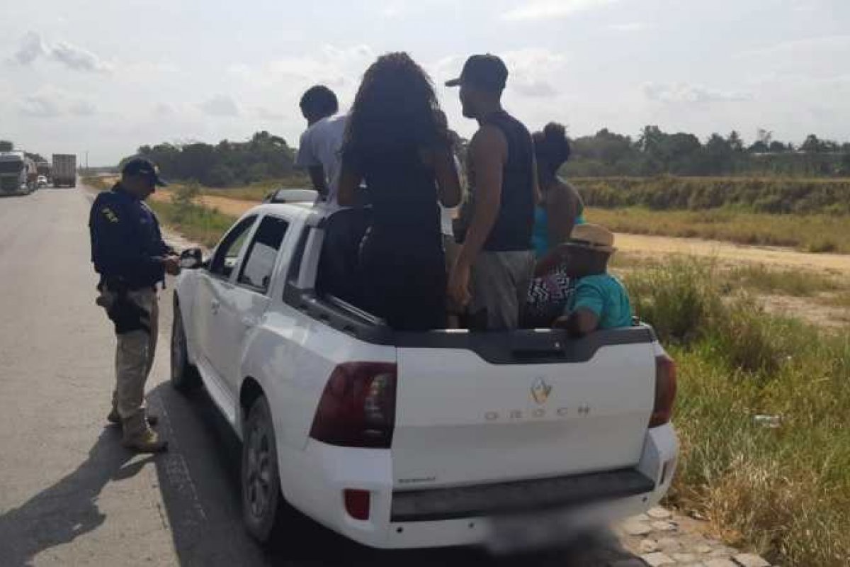 Motorista é flagrado alcoolizado e com excesso de passageiros no interior da Bahia