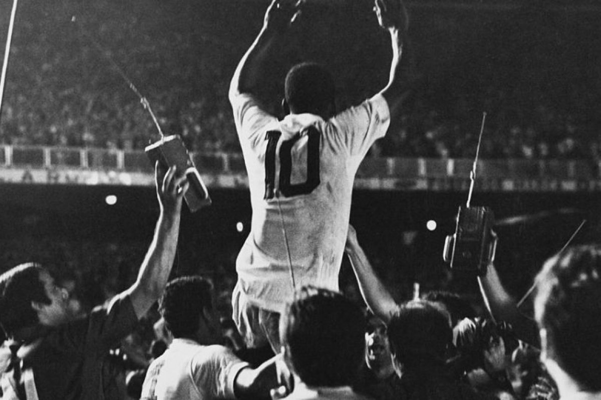 Há 50 anos, Pelé marcava o milésimo gol no Maracanã