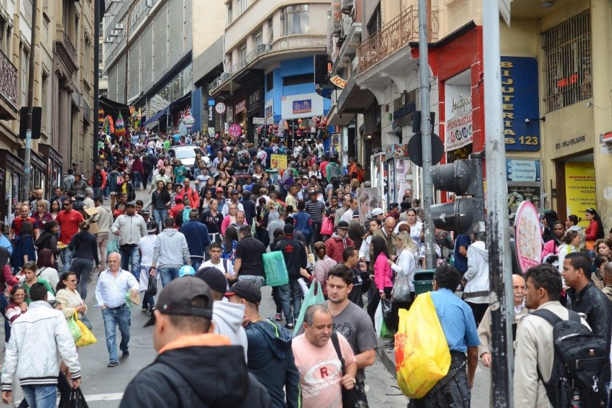 Renda média de trabalhador branco é 75,7% maior que de pretos, aponta IBGE