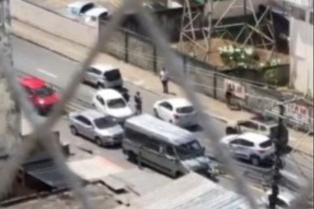 Vídeo: após denúncias de tiros, carro é abandonado em Avenida de Salvador