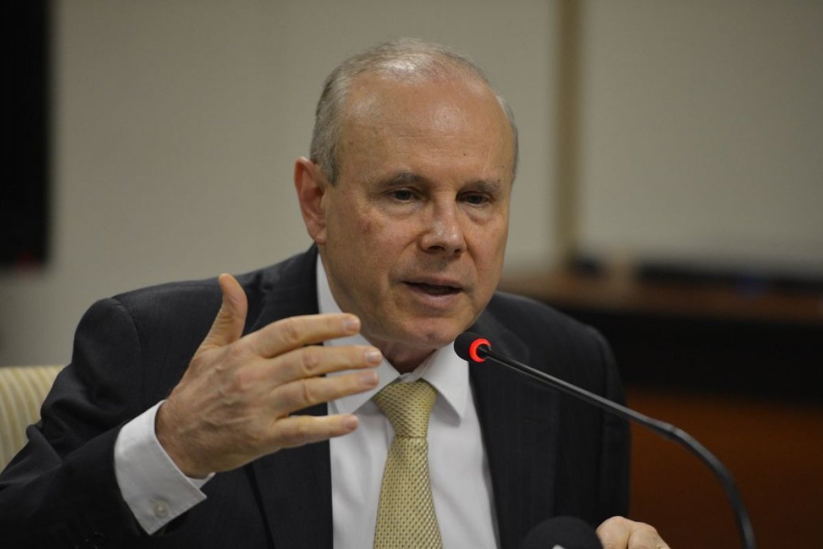 Mantega pede apoio dos EUA para adiamento da eleição à chefia do BID