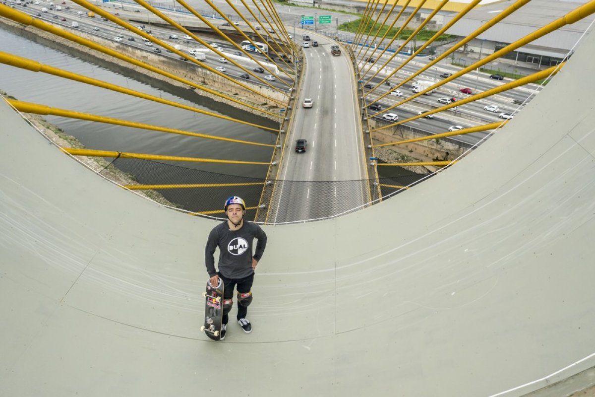 Mineirinho faz manobras de skate em ponte a mais de 30 metros em São Paulo