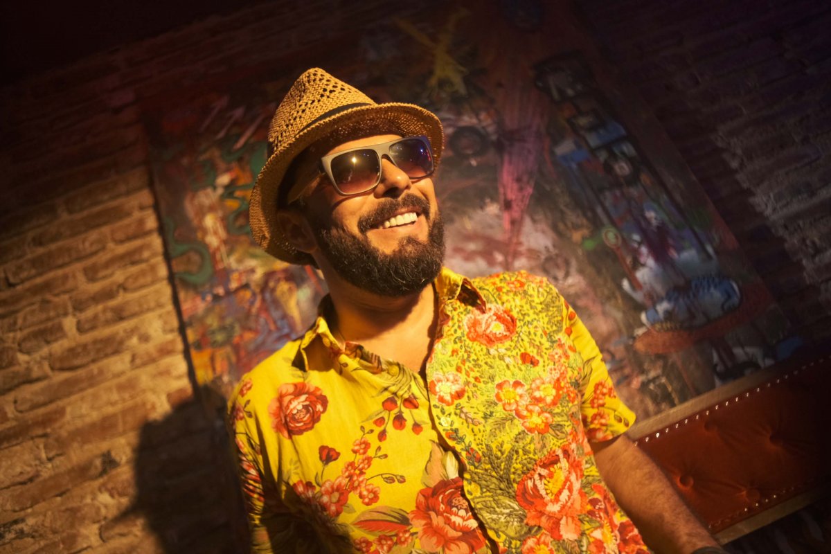 Troféu Abebé é concedido ao artista Charles Theone! 