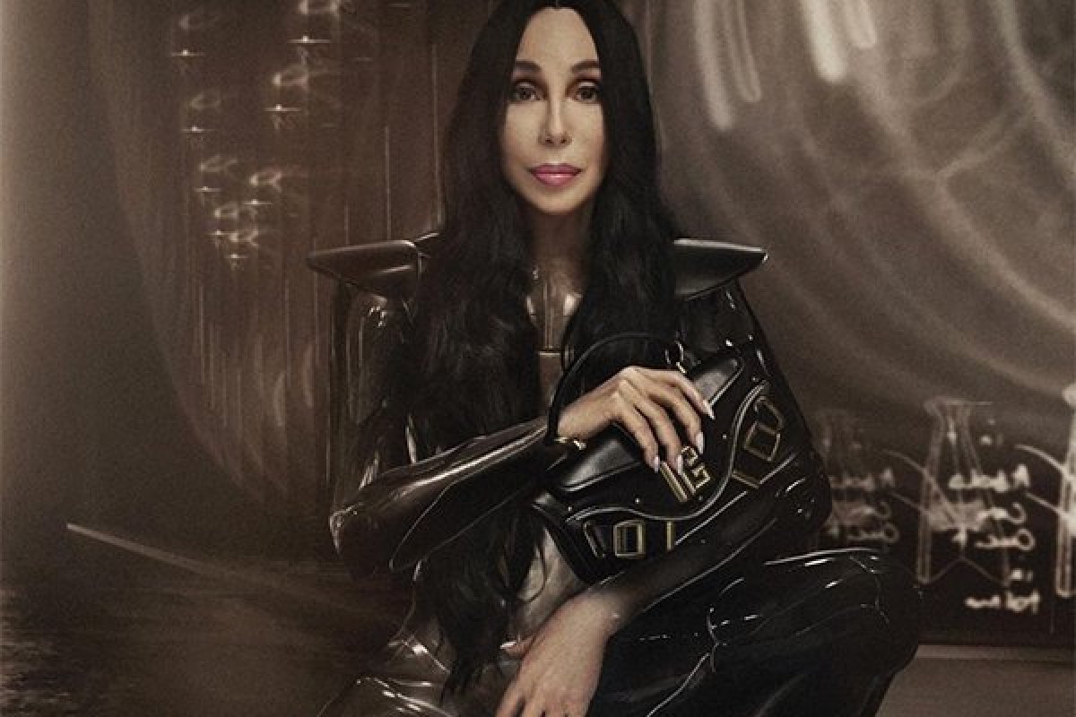 Em plena forma, Cher estrela campanha da Balmain!
