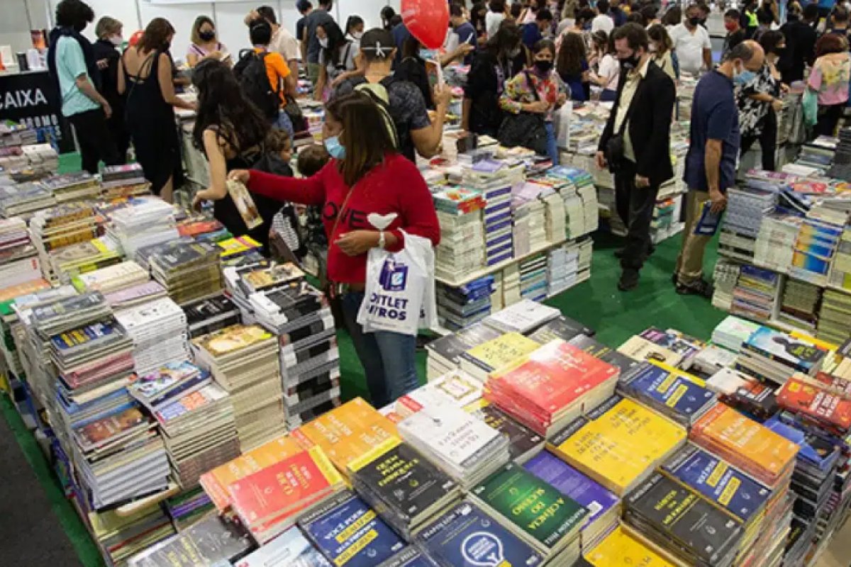 Com recorde de público, Bienal do Livro atrai mais de 20 mil pessoas em terceiro dia de evento
