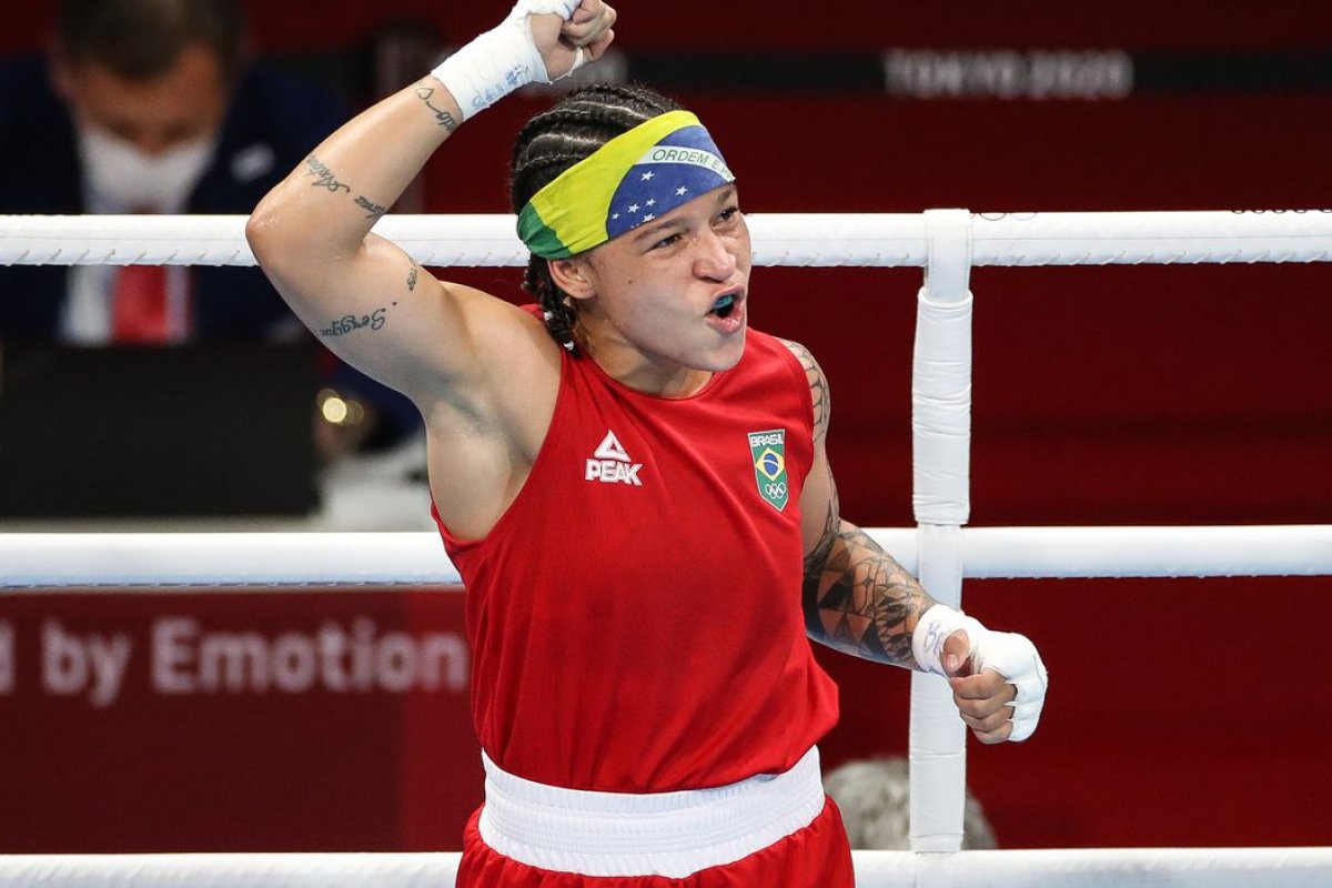 Baiana Bia Ferreira vence na estreia do boxe profissional
