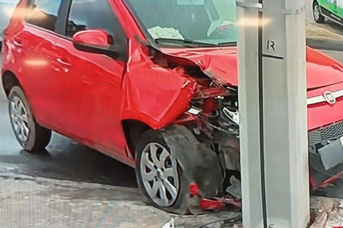 Motorista perde o controle e bate carro em poste no bairro do Lobato, em Salvador