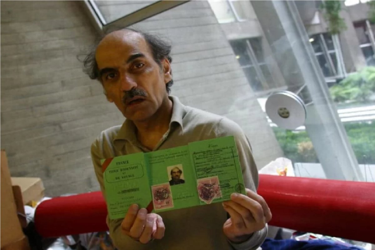Iraniano que passou 18 anos em aeroporto francês e inspirou filme com Tom Hanks morre exilado