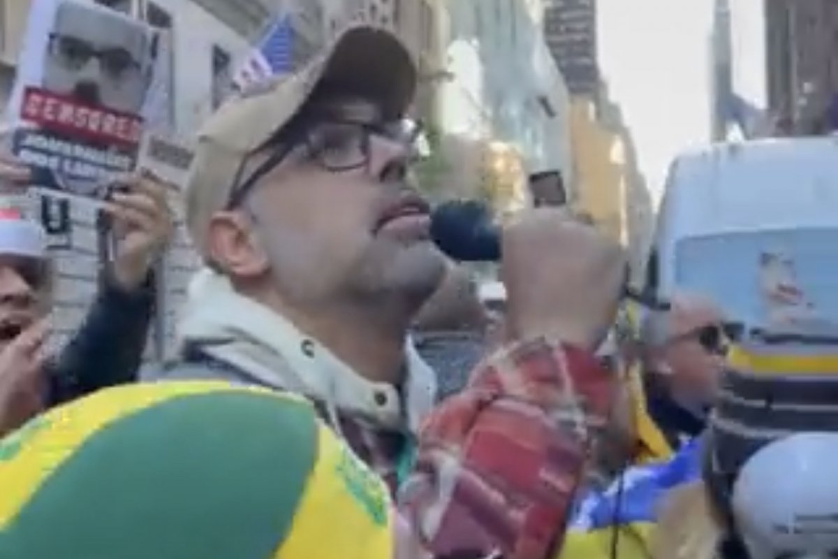 Vídeo: Allan dos Santos discursa para manifestantes nos EUA