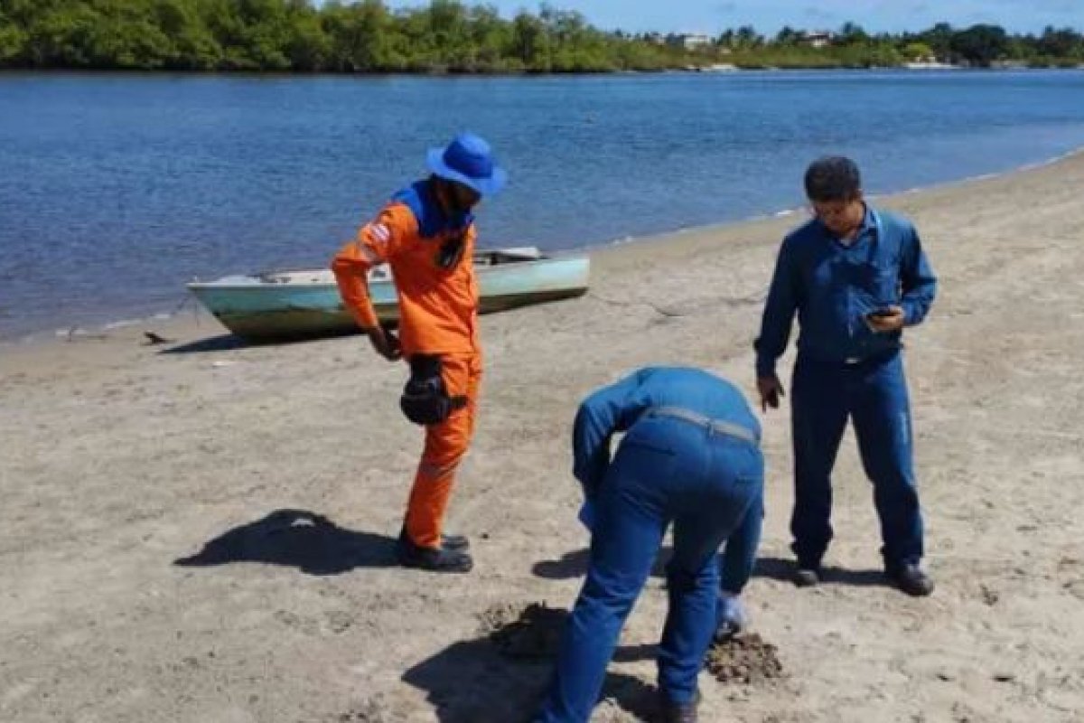 Banhistas são orientados a evitar praias na Bahia após substância desconhecida ser encontrada