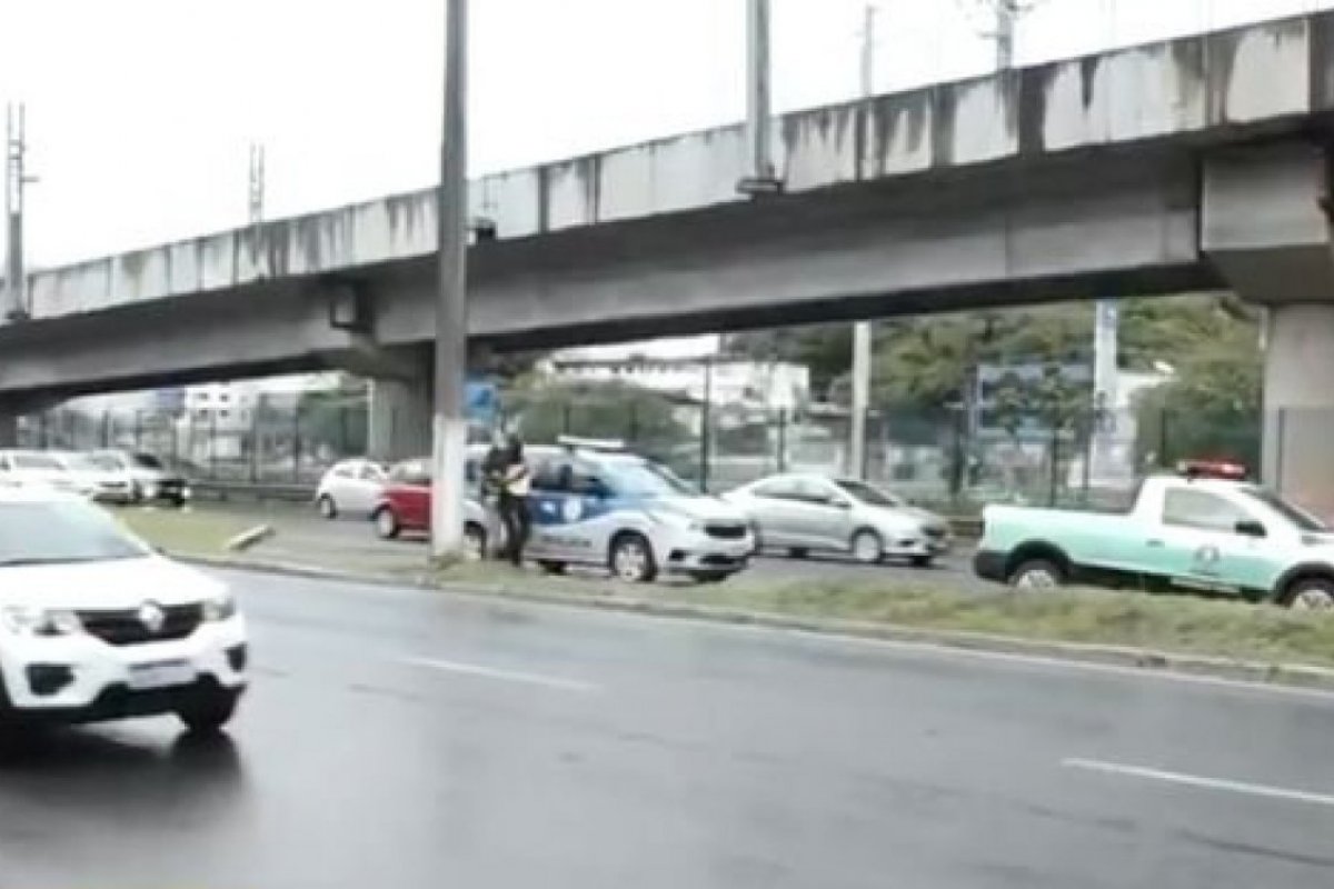 Motociclista morre após cair de moto e ser atropelado por carro na pista, em Salvador