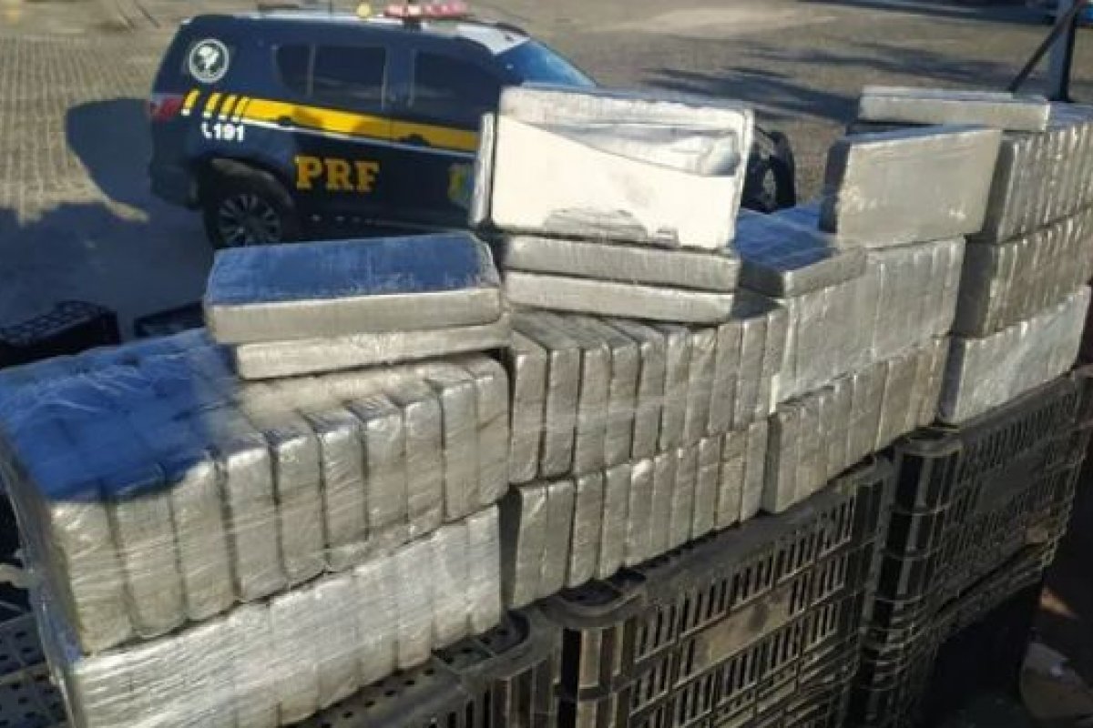 PRF prende homem com 110 kg de cocaína escondidos dentro de caminhão no sudoeste da Bahia