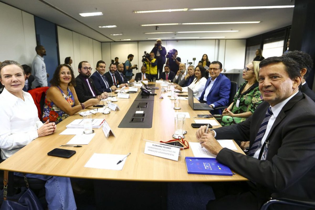 PEC que pode tirar Auxílio Brasil do teto de gastos será apresentada nesta quarta-feira (16)