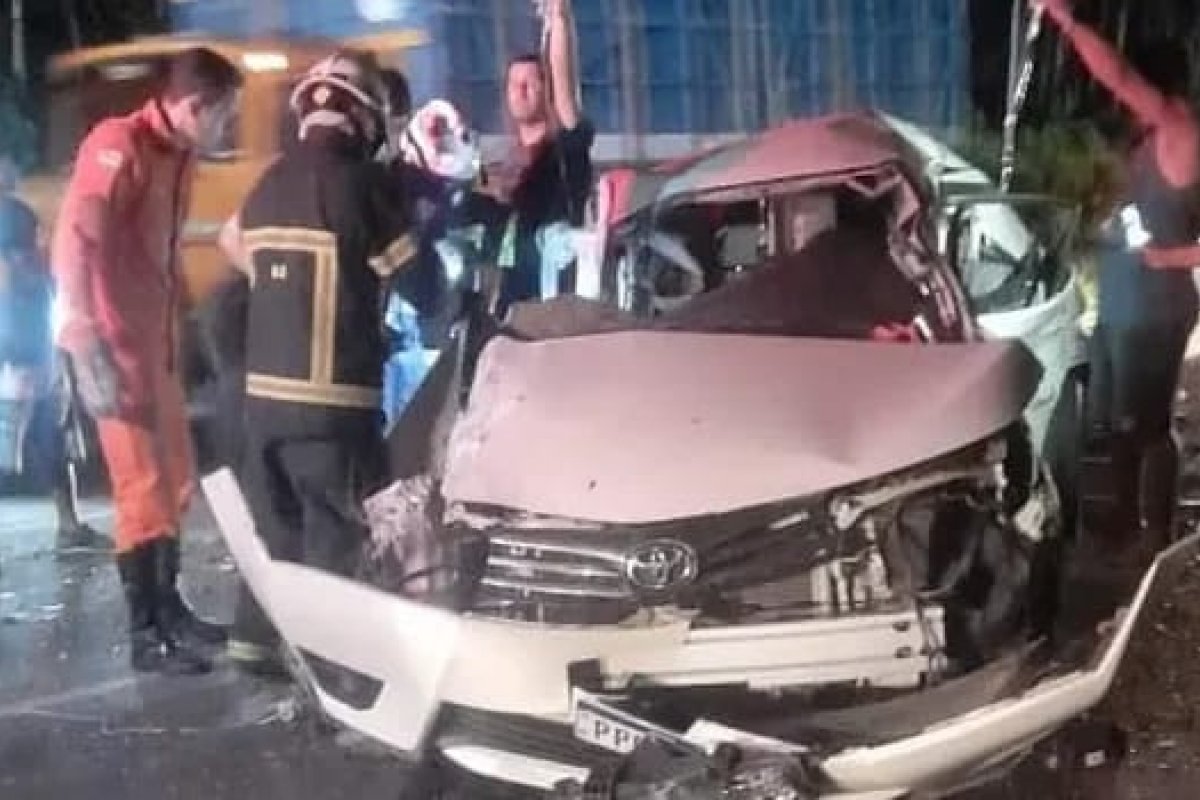 Duas pessoas morrem após batida entre ônibus e dois carros em rodovia no sul baiano