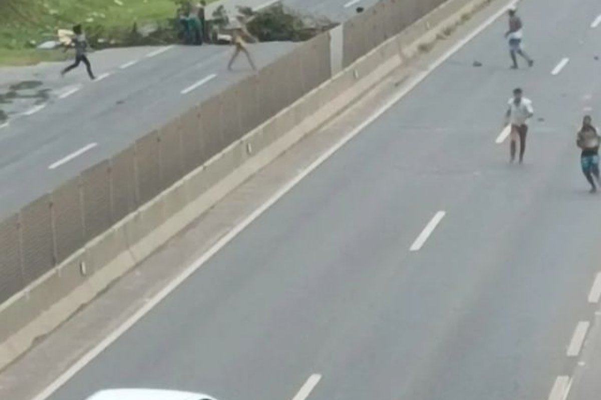 Grupo armado tenta bloquear BA-526 nessa terça (15) e atinge veículos com pedras