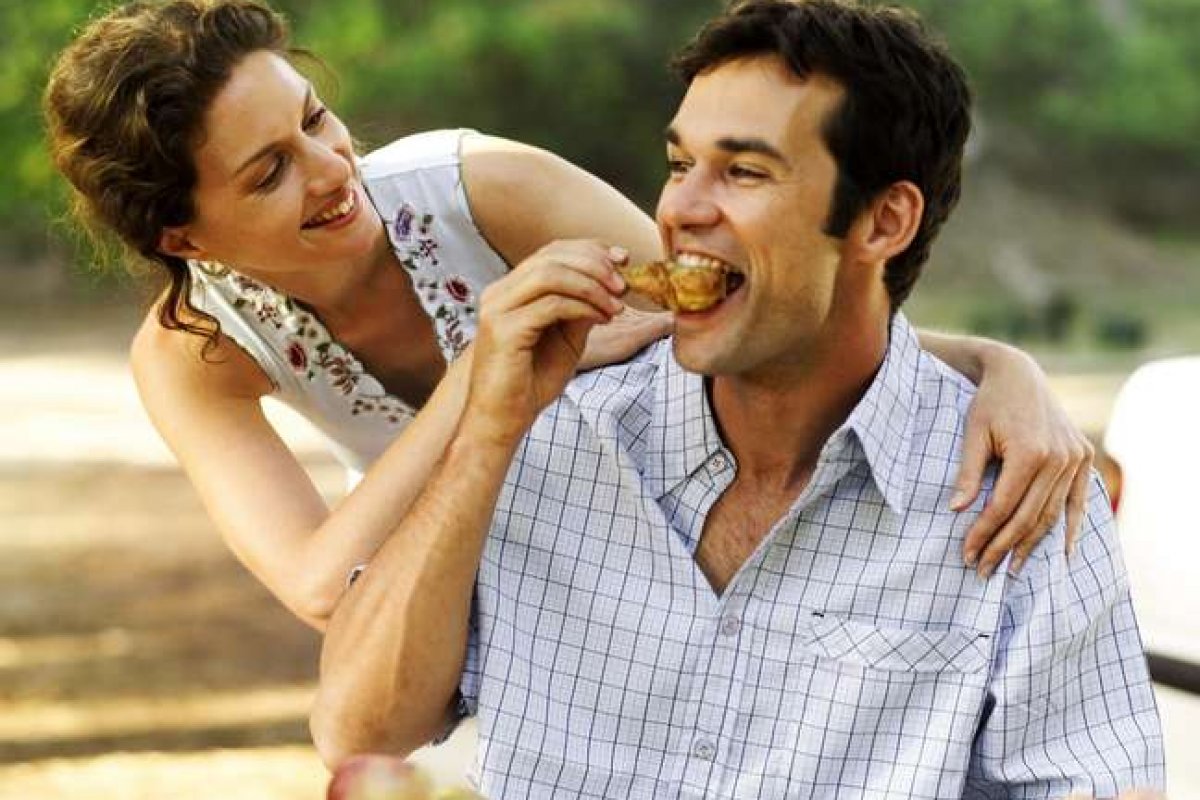 Estudos indicam que a felicidade da vida a dois significa mais ganho de peso