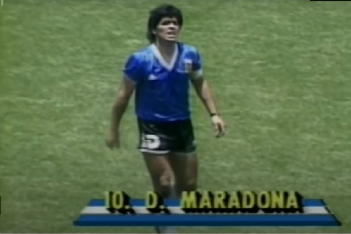 Bola do gol "Mão de Deus" de Maradona é vendida por R$ 12,6 milhões em leilão