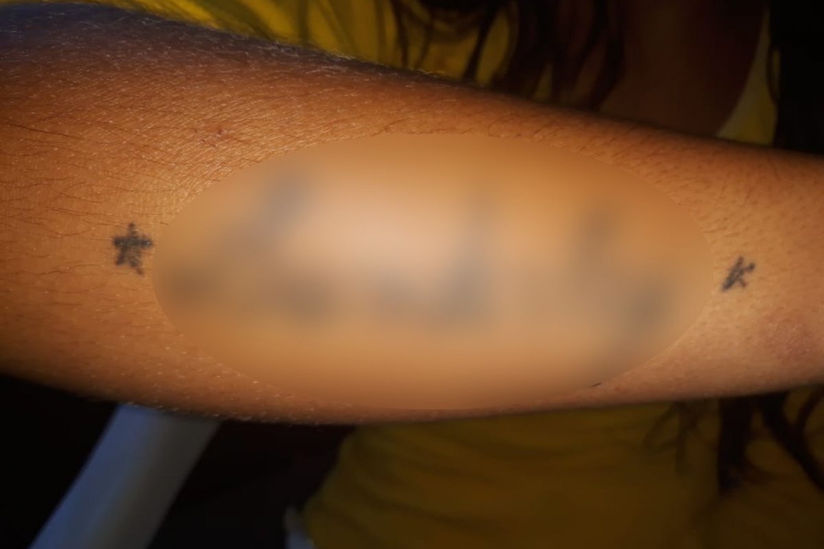 Mulher é presa suspeita de ajudar o namorado a abusar sexualmente da própria filha