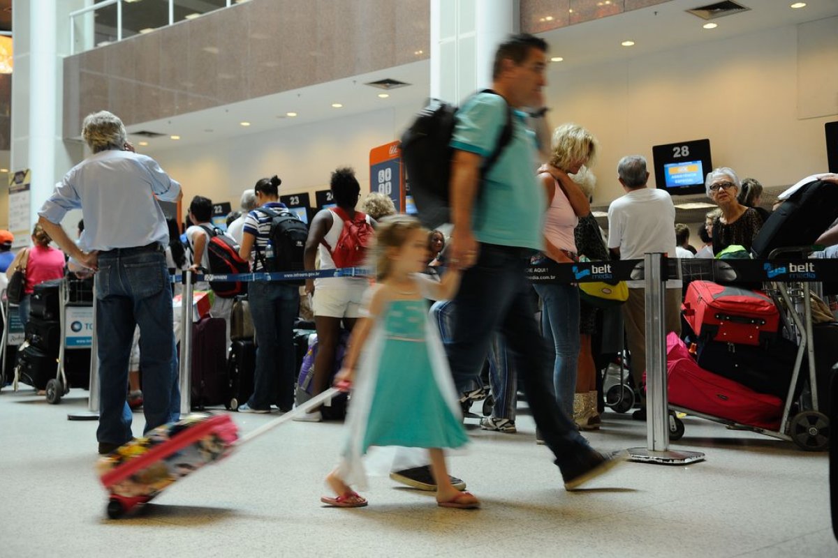 Número de brasileiros em Portugal que querem retornar volta a subir, diz levantamento