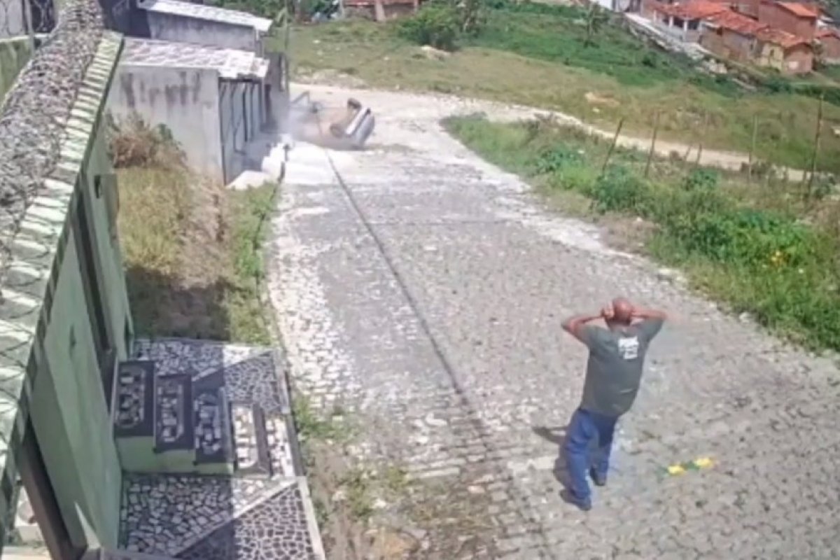 Carro estacionado desce ladeira, bate em muro e capota em SAJ